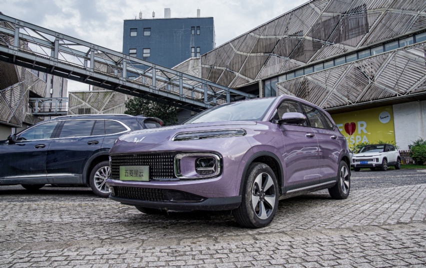 五菱的全新银标SUV，腿部空间长近1米，设计大气，关键动力是亮点