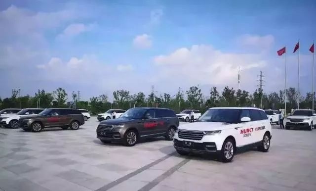 汉龙汽车的“国产揽胜”还记得吗？内饰曝光，奔驰的双连屏是特色