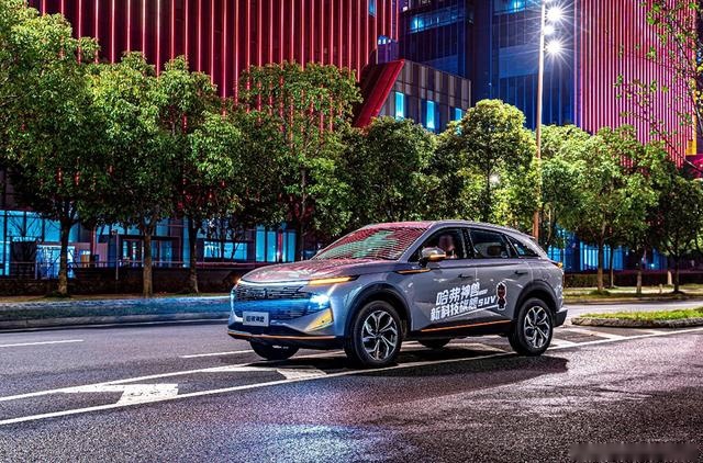 轴距2米8，搭1.5T/2.0T，哈弗神兽预售13.2万起