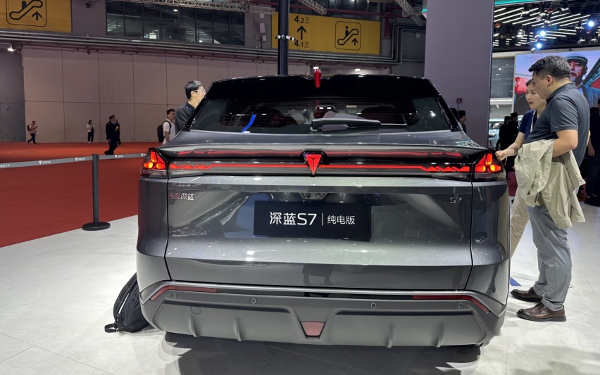 上海车展丨实拍深蓝S7，化妆镜带屏幕，配女王副驾，还看Model Y？
