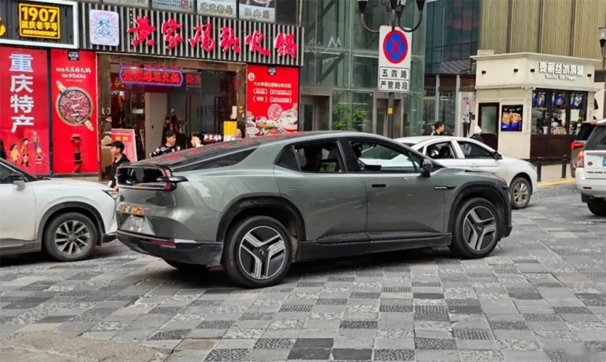 【E汽车】长安启源E07现身街头