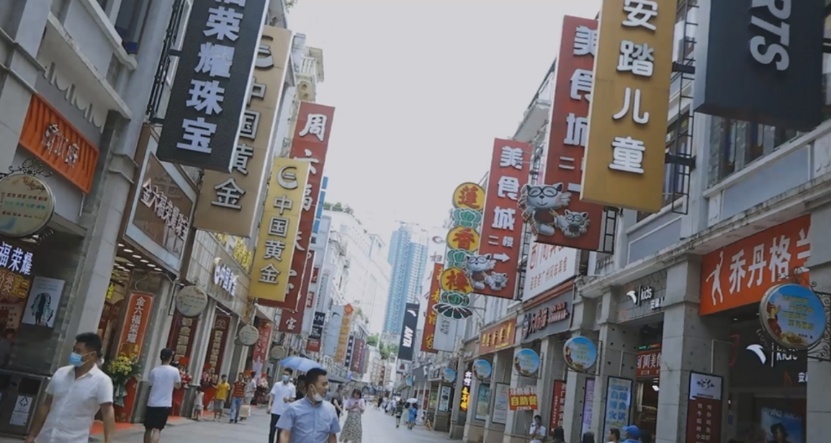 新劲炫和《葫芦兄弟》进城,探店文和友——打卡地道美食