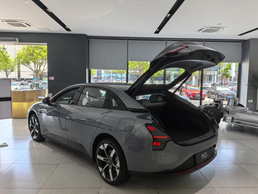 小鹏MONA M03到店实拍，大过Model 3配掀背尾门