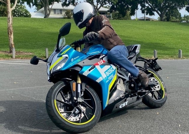 21680元！升级KYB减震 春风250SR赛道版上市
