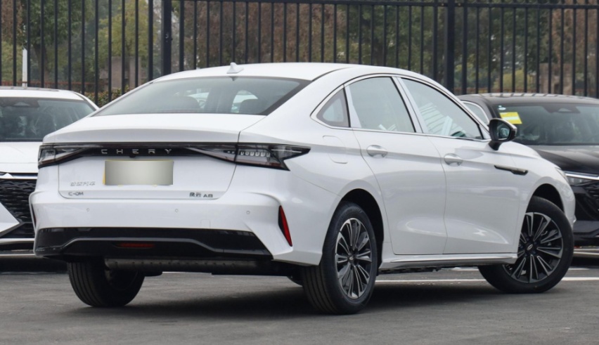 综合续航1400km，用车更实惠，奇瑞风云A8值得吗