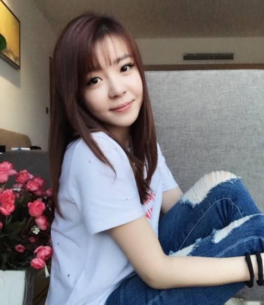 靠《家有儿女》走红,如今成知名投资人,小11岁爱妻曝光豪车无