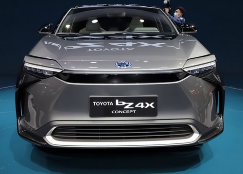 一汽丰田首款纯电SUV强势来袭，bZ4X尽显时尚之风