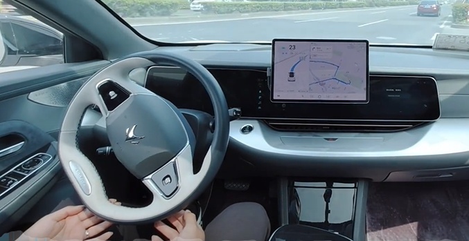 智己汽车、特斯拉、华为，三大自动驾驶辅助系统对比，谁更智能？