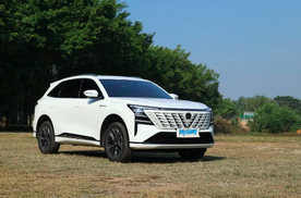 年底购车首选第四代CS75PLUS，燃油车也智能，也有低成本！