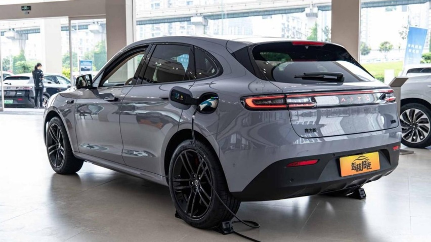 全新问界M5与特斯拉Model Y，谁将引领电动SUV新潮流？