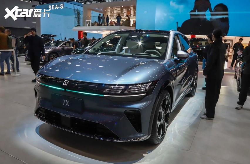 领克800谍照曝光，采用Y字大灯，定位大5座SUV，填补27万价格空缺