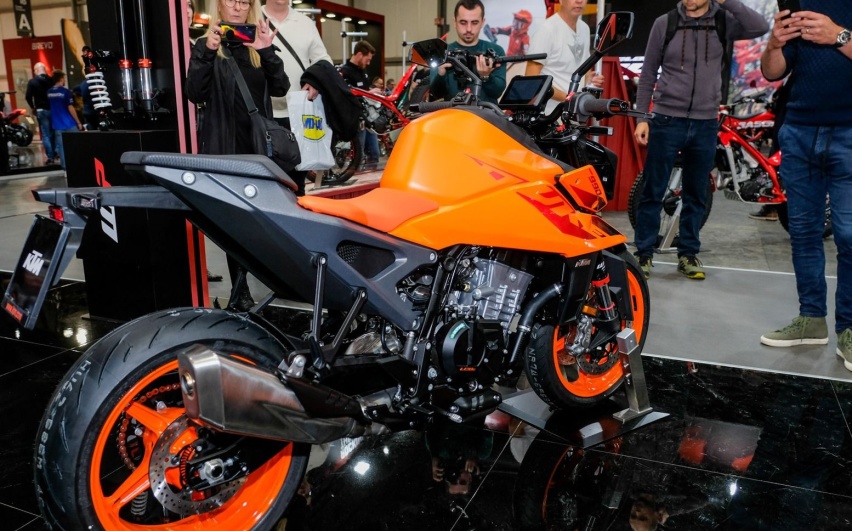 这个头，只有KTM做得出来！KTM 990 DUKE狙击眼前所有弯道