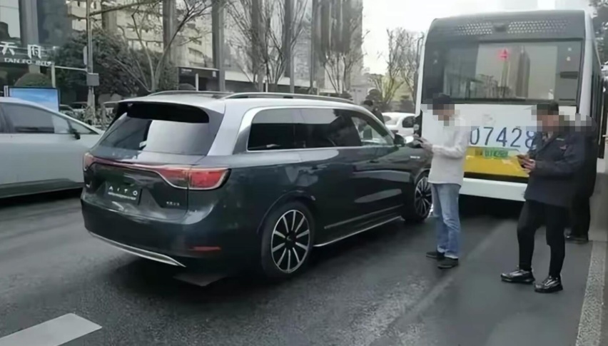 问界M9成都首撞，只是普通事故而已，实在没必要这么关注