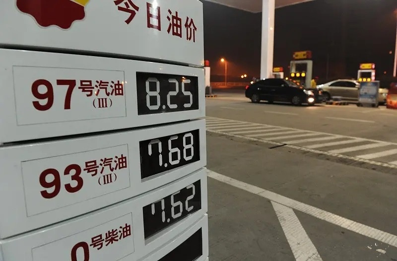 每逢佳节必涨价 油耗再迎新高 加一箱油多花8元