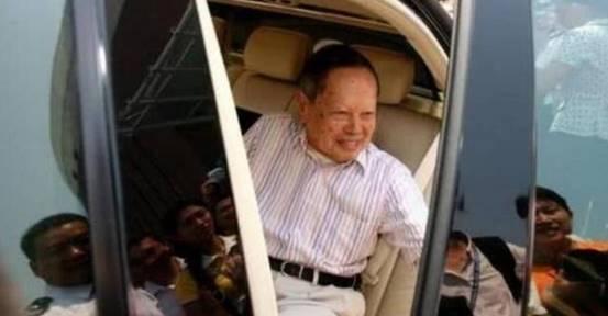 96岁的杨振宁，送妻子翁帆一辆奥迪A6，这辆车可以换两三套房