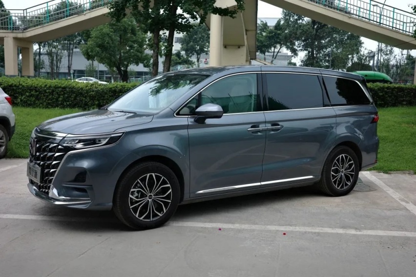 静态体验荣威iMAX8 EV：底盘不高，空间宽敞