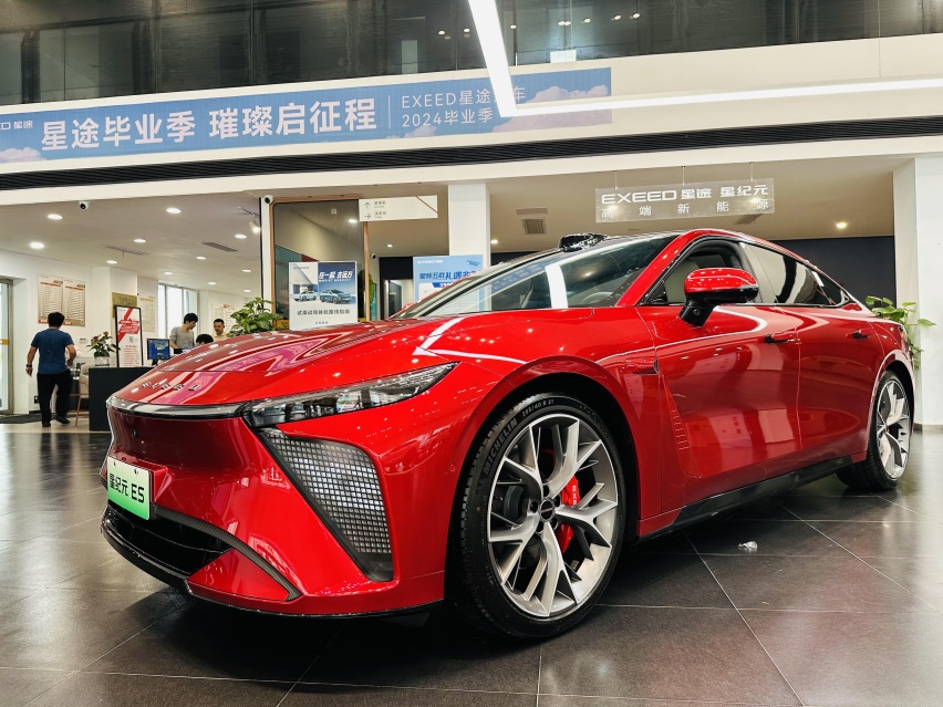 25款星纪元ES实车到店，长近5米+电动尾翼，配480马力+空气悬架