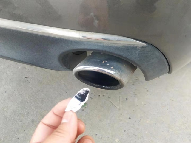 排气管发黑正常吗？老司机：看情况，不是所有车都黑