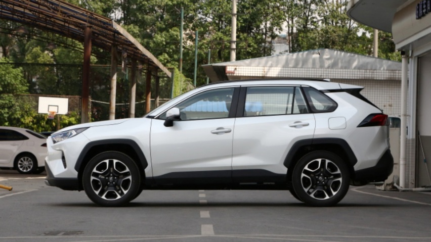 7千补贴+优惠1万2，老车主买丰田RAV4荣放划算？