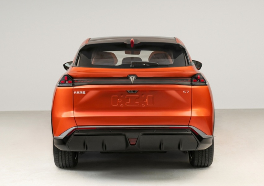 再等等，长安版“特斯拉Model Y”来了，轴距2米9，可加油可充电