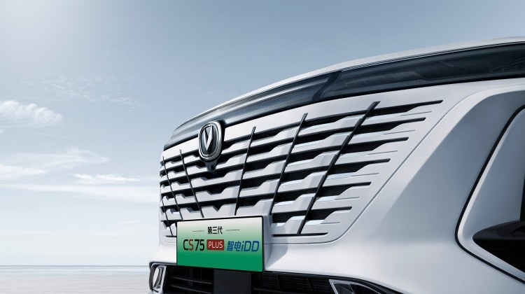 第三代CS75PLUS智电iDD亮相，综合油耗低至0.9L，4月底上市