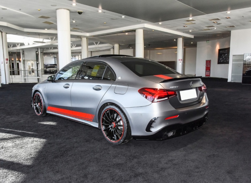 最低配的奔驰AMG A35L，也要43.98万，不过动力确实不弱