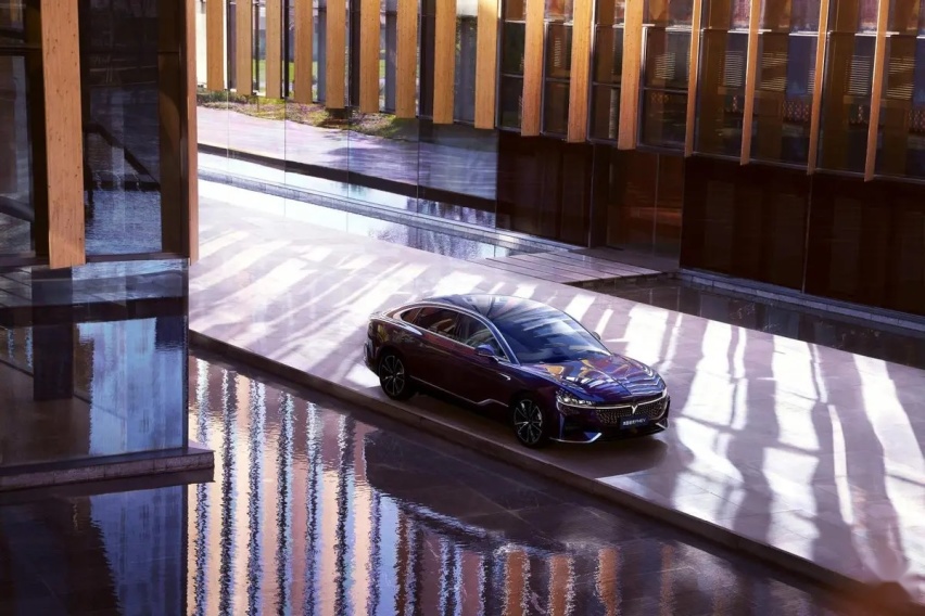 “智稳CEO”岚图追光PHEV 25.28万元起上市