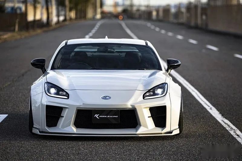 KUHL改装宽体GR86/BRZ，风格神似2000年初的《极品飞车》