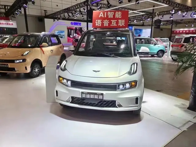 济南老头乐车展一场大型模仿秀，高仿奔驰、BJ40、领克、欧拉全都有！