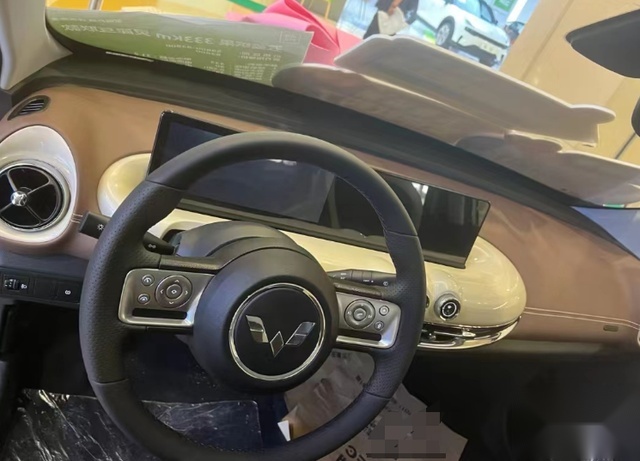 新款五菱缤果实车曝光，新增ESC+自动驻车，外观造型复古，配置高