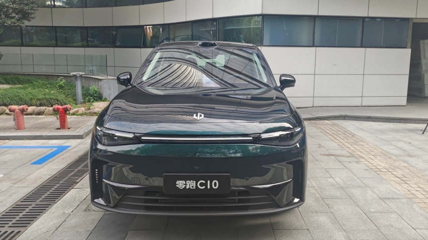 零跑C10实车到店，墨绿色涂装更高级，后排配“餐桌”，续航530km
