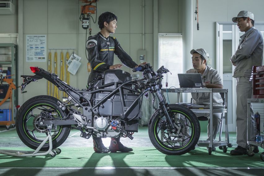 川崎电动摩托采用新技术，配4速变速箱，操控体验接近现有车款