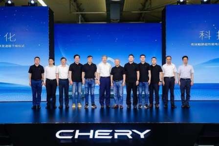 奇瑞鲲鹏超性能电混 C-DM 专用发动机及变速箱下线仪式 超实力