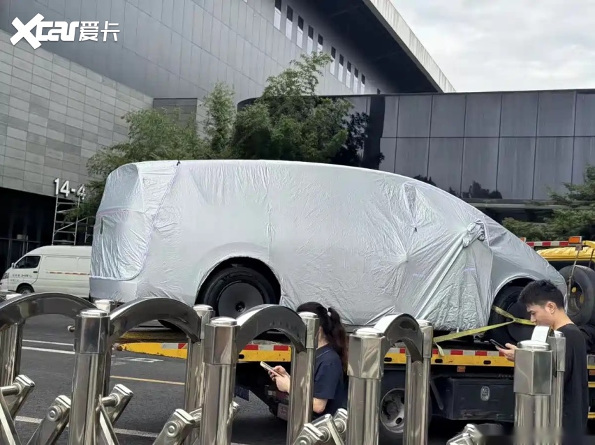 成都车展丨新款理想MEGA,后轮转向+四激光雷达上车