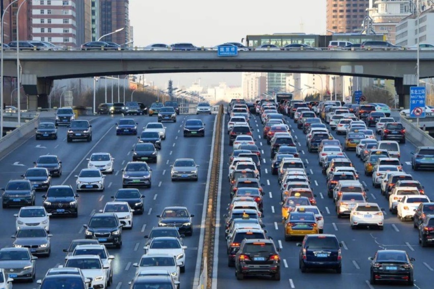暴雪下的高速：信电动车还是燃油车？