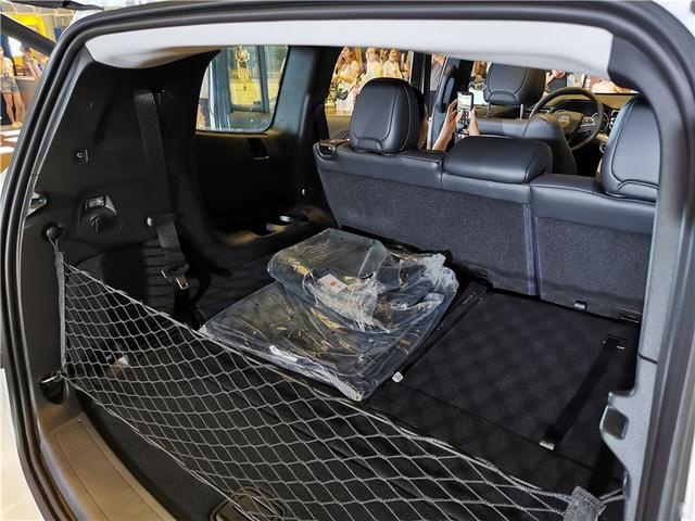 在闹市区沾烟火气，全新Jeep+大指挥官还是一辆Jeep吗？
