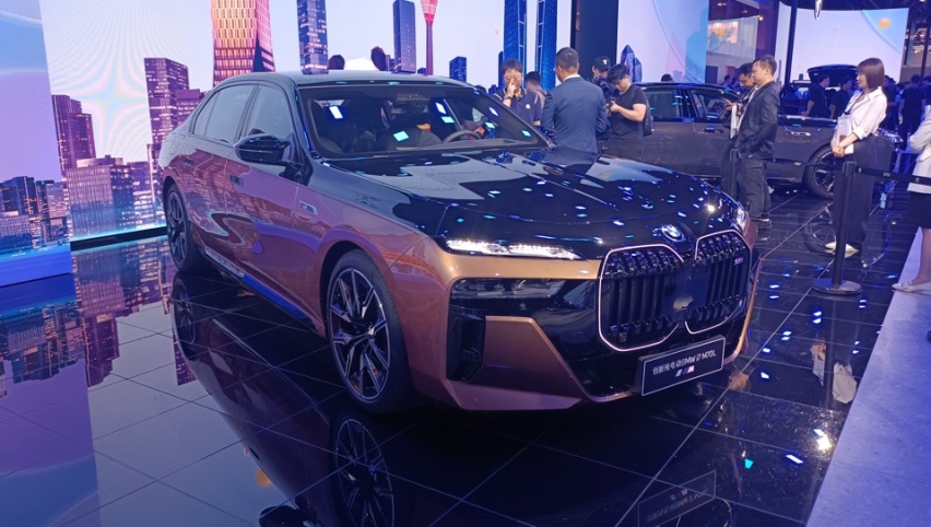 零百3.7秒，宝马i7 M70L是本届车展最强大的电动车？