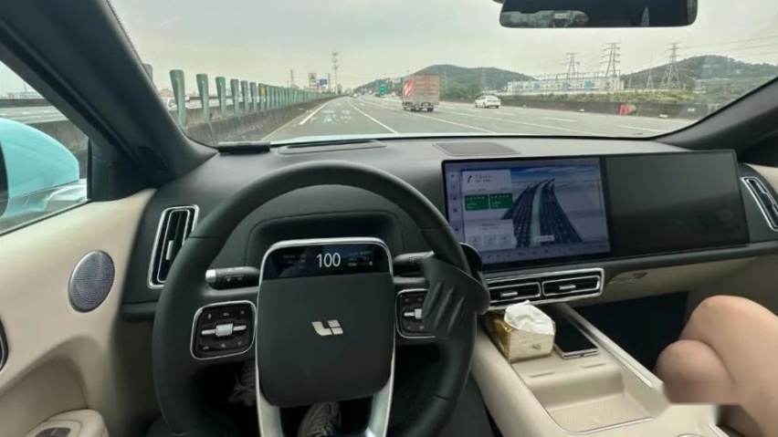 理想车主惊现疯批行为！用辅助驾驶“躺平式开车”，车毁人亡一念间