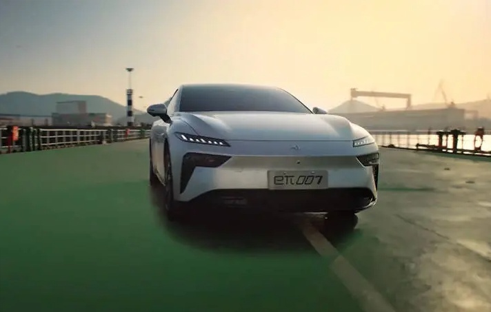东风奕派eπ007飞跃海平面，用行动展现实力