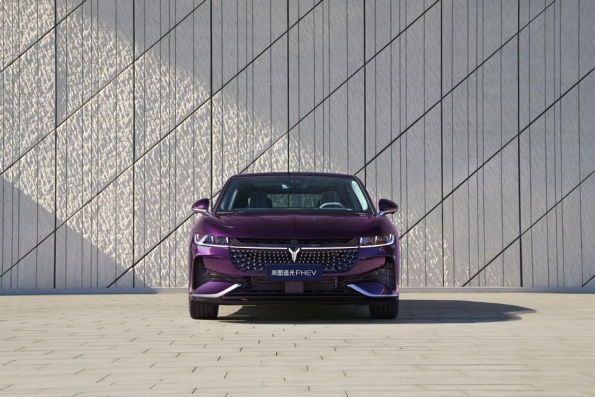 岚图追光PHEV 颠覆传统 定义混动轿车新未来