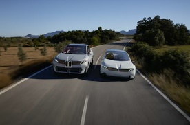 BMW新世代智舱“巨幕”展台首“秀”上海车展，三大首创技术亮相