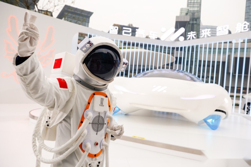 巨型宇宙飞船空降成都！智己LS6跨年限定特展火爆启幕