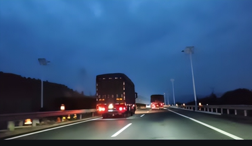 为什么有的司机更喜欢夜晚跑高速？夜间行车这些事项必须注意！