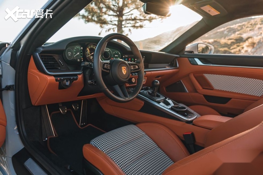 他们开了全球限量1250台的全新保时捷911,说「配置不错」