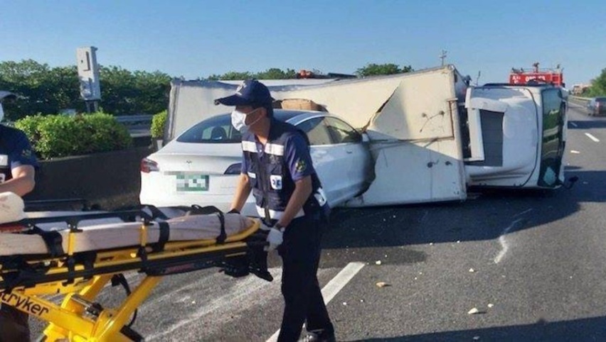 白色大卡车，特斯拉挥之不去的噩梦？