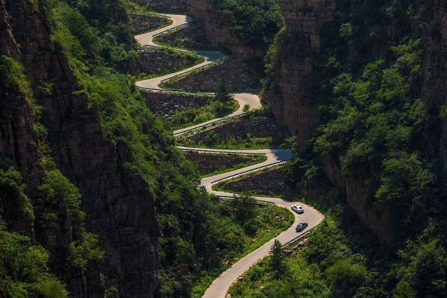 家用车去跑山，第七代伊兰特和轩逸谁是“山路弯道王者”？