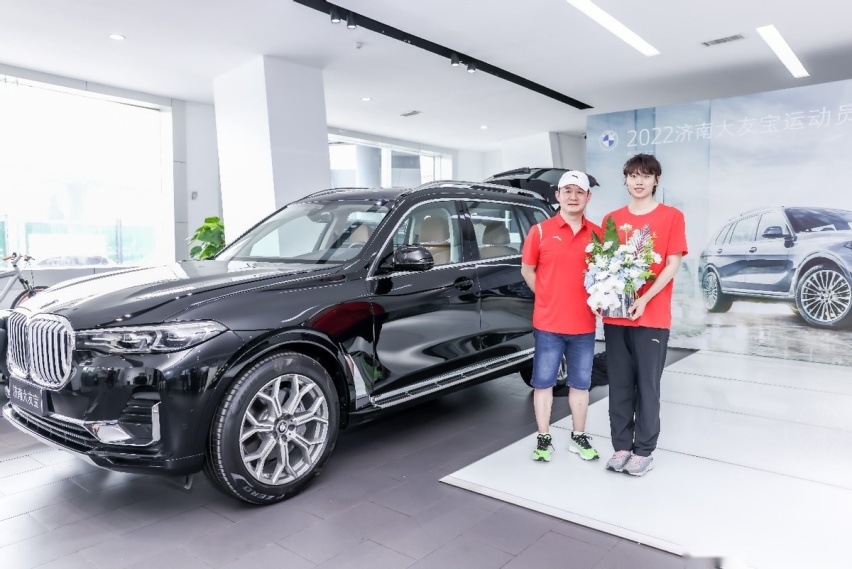 驾驭完美，荣耀同行-济南大友宝举办中国游泳运动健儿交车仪式