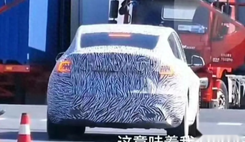 特斯拉听劝了？新款Model Y谍照疑似放弃全景天幕，造型大变样