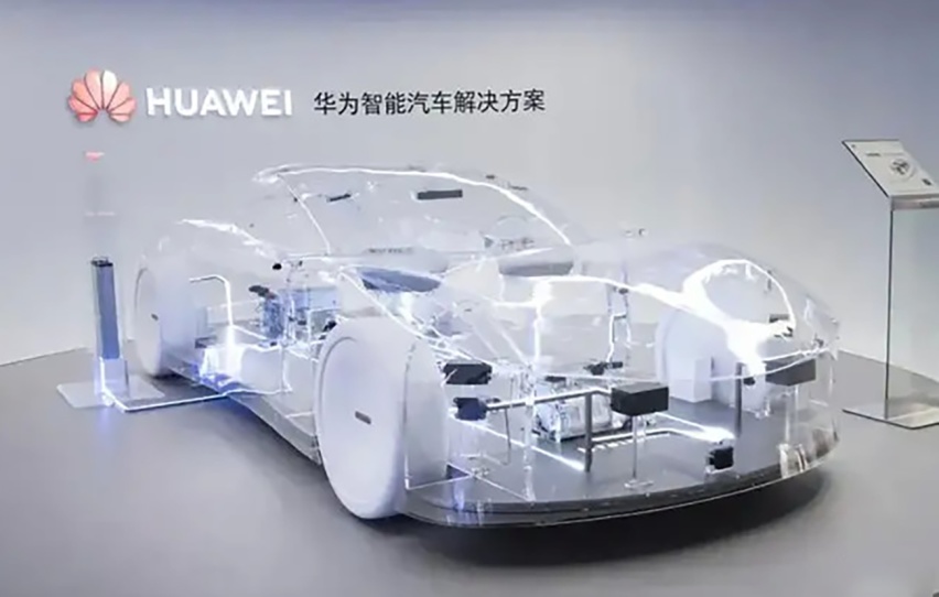 问界M5正面撞击行车道静置施工车：撞击力度很大，车辆几乎全损