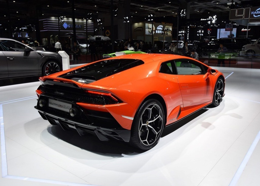兰博基尼是认识超跑的典范，新车330万起，配5.2L V10